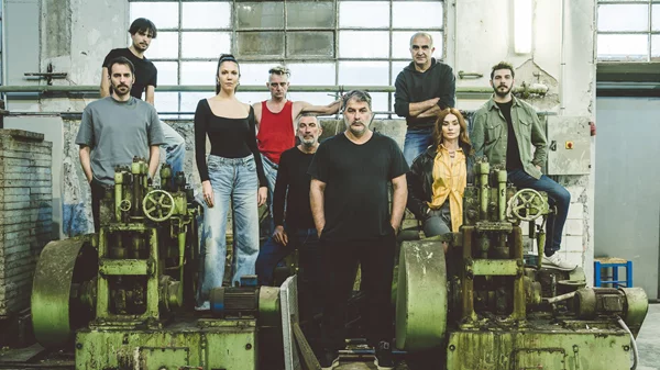 Cartel Reloaded: Ο Βασίλης Μπισμπίκης επιστρέφει στη σκηνή με industrial πανκ διάθεση