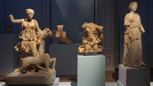 Από την καταπίεση στην αναγνώριση: Κυκλαδίτισσες αποκτούν (επιτέλους) φωνή στο Μουσείο Κυκλαδικής Τέχνης