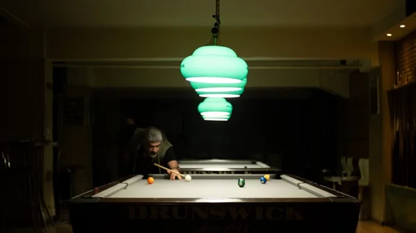 Μια ακόμα παρτίδα "Ρουά ματ" στο ιστορικό μπιλιαρδάδικο της Πλατείας Αμερικής