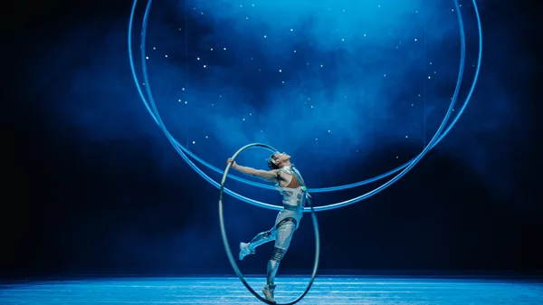 Εναέριες ακροβατικές χορογραφίες στο Christmas Theater