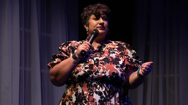 Athens English Comedy Club – Γιατί το αγγλόφωνο stand-up στην Αθήνα έχει τους φανατικούς του