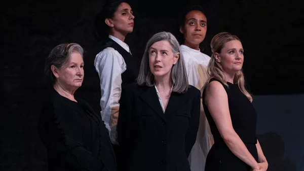 Η Annie Ernaux σόκαρε τους Βρετανούς: Ένας νεοσυντηρητισμός ανατέλλει στο θέατρο;