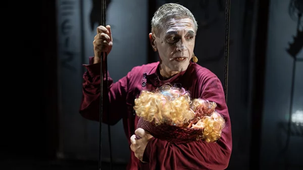 Πού θα δείτε το "Μόνος με τον Άμλετ" του Αιμίλιου Χειλάκη