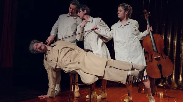 "Κνοκ": Πρώτες φωτογραφίες από την παράσταση στο Θέατρο Τέχνης