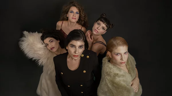 "Στην κορυφή του κόσμου, εκεί να με πας" μας λεει η Ειρήνη Φαναριώτη