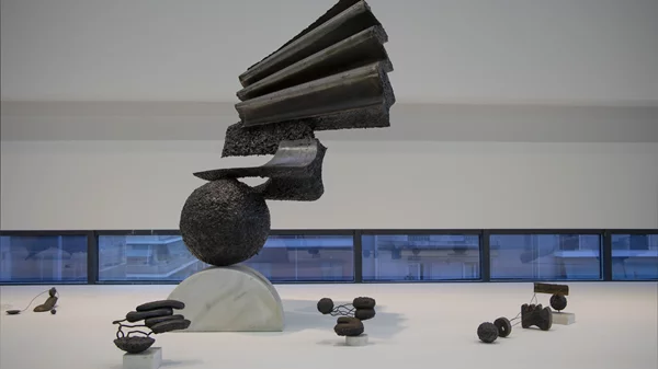 ΕΜΣΤ: Η "ανορθόδοξη" ρετροσπεκτίβα για τον Θόδωρο ανήκει στα highlights του μουσείου