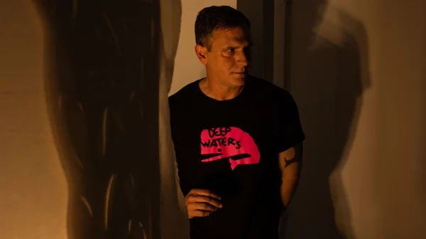 Ο Σπύρος Αγγελόπουλος ανατινάζει τα όρια του Καραγκιόζη στο Φεστιβάλ Αθηνών