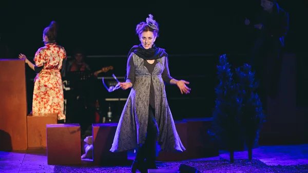 Στέλα Φυρογένη:  "Τα "Χορικά ύδατα" είναι οδηγός επιβίωσης"