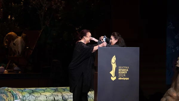 Νένα Μεντή και Μίρκα Παπακωνσταντίνου μας χάρισαν μια ξεχωριστή στιγμή στα Θεατρικά Βραβεία Κοινού 2024