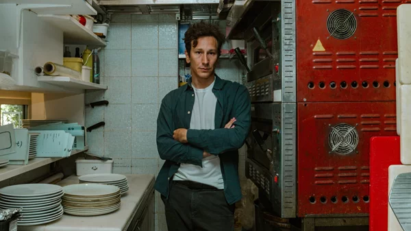 Ο Μιχάλης Σαράντης στην "Κουζίνα"-Η αλληγορία του Γουέσκερ, σε σκηνοθεσία Γιώργου Κουτλή