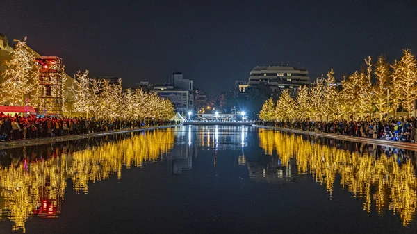 Φωτορεπορτάζ: Το ΚΠΙΣΝ υποδέχτηκε τα Χριστούγεννα με μια εντυπωσιακή φωταγώγηση