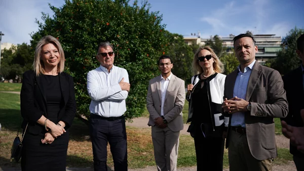 Δήμος Αθηναίων: Ανέγερση γλυπτού-μνημείου για τα θύματα των Τεμπών