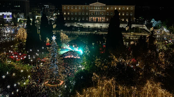 Υπαίθριο σινεμά και μουσικοθεατρικές "χρονομηχανές" μεταμορφώνουν την Αθήνα τα Χριστούγεννα