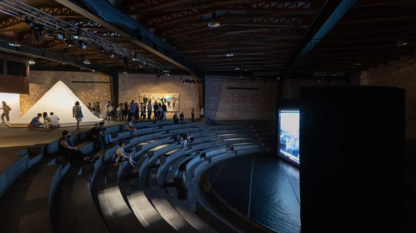 Αφροέλληνες σε πρώτο πλάνο και περφόρμανς από το Εθνικό Θέατρο στην έκθεση "space of togetherness" του ΝΕΟΝ