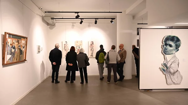 "Κ. ή ο συλλογικός τρόμος του ατομικού": Ξεναγήσεις στο εικαστικό αφιέρωμα για τον Φραντς Κάφκα