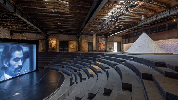 "space of togetherness": Η νέα έκθεση του ΝΕΟΝ στη Δραματική Σχολή του Εθνικού Θεάτρου επανεξετάζει την ιστορία μας