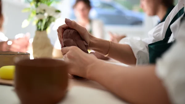 Διαχειρίσου τα συναισθήματά σου μέσα από ένα δημιουργικό εργαστήρι πηλού