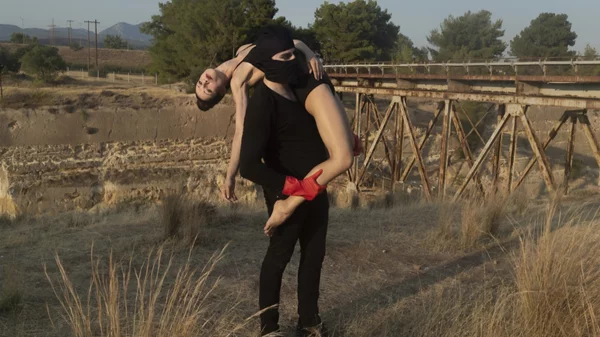 Σε ένα δυστοπικό μέλλον διαδραματίζεται "Η κουκούλα" του Θανάση Τριαρίδη