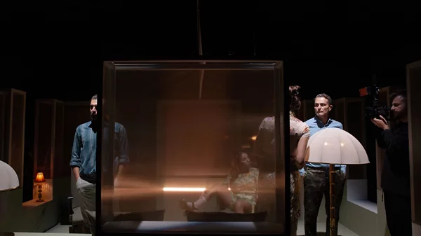 "Outro": Πρώτες φωτογραφίες από την παράσταση που φέρνει μαζί στη σκηνή Φέστα-Καραμίχο