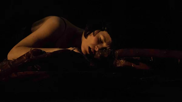 Πηνελόπη Τσιλίκα: "Η απορία του ανθρώπου απέναντι στην αδυσώπητη τυχαιότητα είναι που ονομάζει τον Κόσμο "παράλογο""