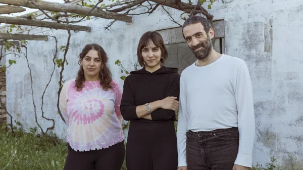 Τρεις καλλιτέχνες εξερευνούν μύθους, παραμύθια και δημοτικά τραγούδια της Κύθνου