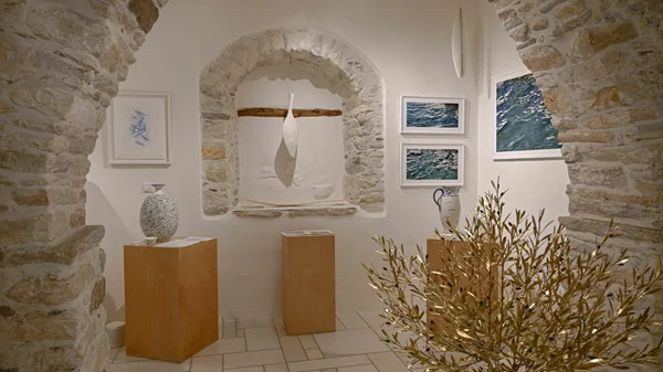 "Ψίθυροι των Κυκλάδων" ηχούν σε μια γκαλερί της Νάξου