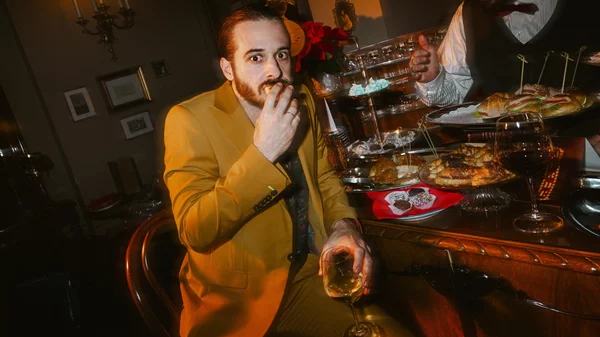 "Merde!": Ο Βασίλης Μαγουλιώτης μας μιλά για την κωμωδία που ρίχνει φως στην κλειδαρότρυπα του θεάτρου