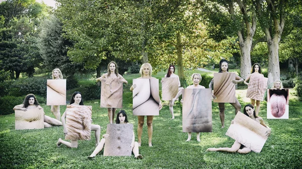 "Στο σώμα της" : Η σεζόν ανοίγει στο Εθνικό Θέατρο με δώδεκα γυναίκες που λένε τις ιστορίες τους