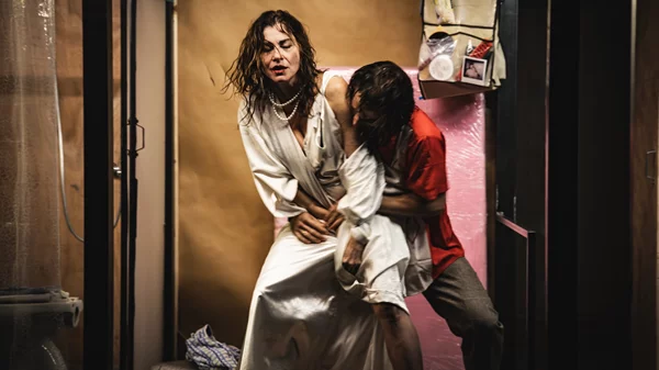 Από τη μεγάλη οθόνη στο σανίδι: οι ταινίες που έγιναν παραστάσεις είναι η θεατρική τάση της σεζόν