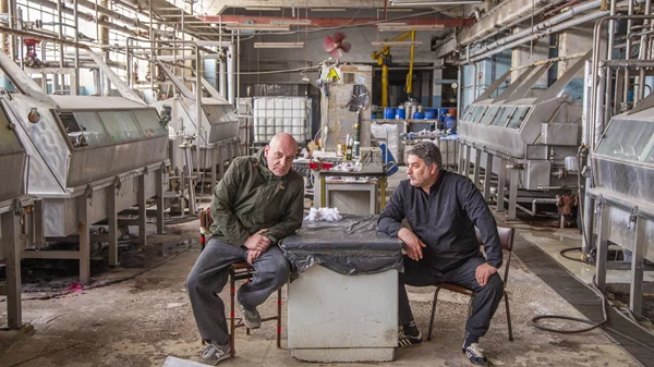 Μπήκαμε στο Cartel με τον Βασίλη Μπισμπίκη: Μια νέα εποχή γεννιέται μέσα στο παλιό εργοστάσιο