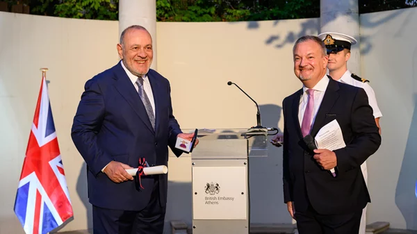 Ο Δημήτρης Δασκαλόπουλος τιμήθηκε με τον τίτλο ΟΒΕ του Τάγματος της Βρετανικής Αυτοκρατορίας