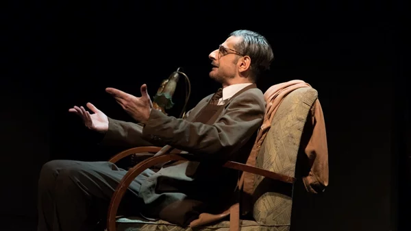 Ο Χάρης Φλέουρας υποδύεται τον Ντίνο Χριστιανόπουλο και ο Αντώνης Μποσκοΐτης τον δημοσιογράφο στο "Ταγκαλάκι"