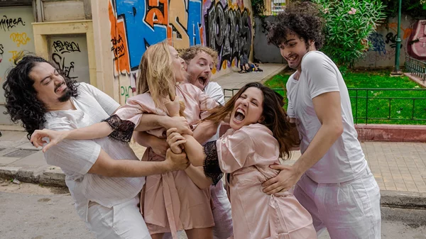 "Bachelors and Bachelorettes": Η πιο σπινθηροβόλα κωμωδία παίζεται στο Theatre Of The No, το πρώτο αγγλόφωνο θέατρο της Αθήνας