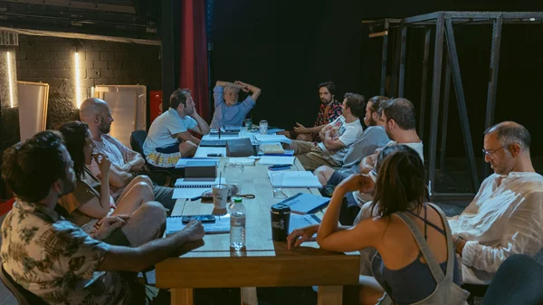 "Merde!": Η νέα παράσταση από τον Γιώργο Κουτλή ανοίγει τον διάλογο για το θέατρο στην Ελλάδα