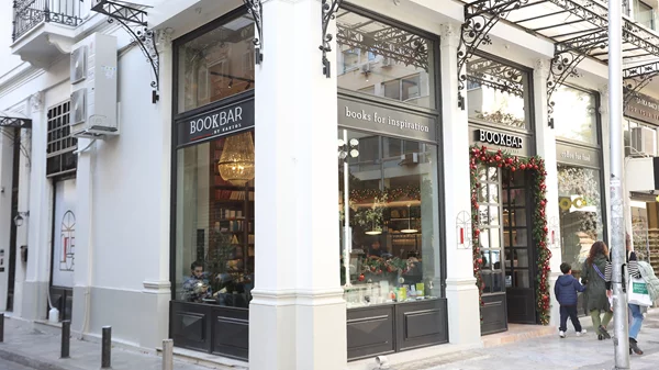 "Bookbar": Καφές και άφθονο διάβασμα στο νέο στέκι της Αιόλου