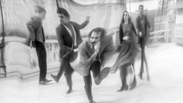 "Βαδίζοντας" του Τόμας Μπέρνχαρντ:  Μια σκοτεινή και στοχαστική παράσταση