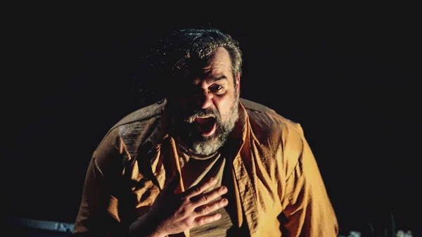 Παρατείνονται οι παραστάσεις για τον καταιγιστικό μονόλογο του Αργύρη Ξάφη