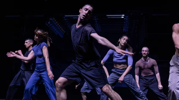 Είδαμε το "My fierce ignorant step": Ορμή, πάθος και αποθέωση του "μαζί" στη σκηνή της Στέγης