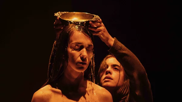 Το πολυσυζητημένο "Goodbye, Lindita" για λίγο ακόμα στο Εθνικό Θέατρο