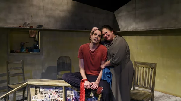 Το "Γάλα" και τα κοινωνικά αδιέξοδα | Το έργο-σταθμός επιστρέφει στο θέατρο Σταθμός