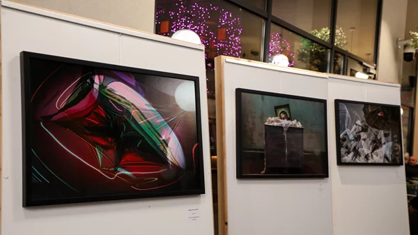 "Beyond lens / Art unleashed": Οι μαγευτικές φωτογραφίες του Αλέξανδρου Εμμανουηλίδη πλημμυρίζουν το Moxy Athens