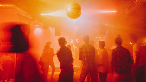 Από τα βερολινέζικα κλαμπ στα αθηναϊκά σινεμά: Καλλιτέχνες μιλούν για το αποτύπωμα του εξευγενισμού στον πολιτισμό