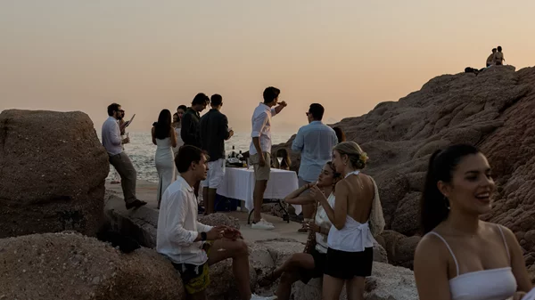 Ασυνήθιστα δείπνα, βιβλιαναγνώσεις και καλλιτεχνικά "μεθύσια": Ανακαλύπτοντας τις λέσχες της Αθήνας