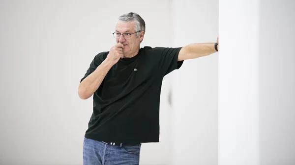 Ο Βαγγέλης Θεοδωρόπουλος για τη μαγεία και τις προκλήσεις του "Βρέχει στη Βαρκελώνη"