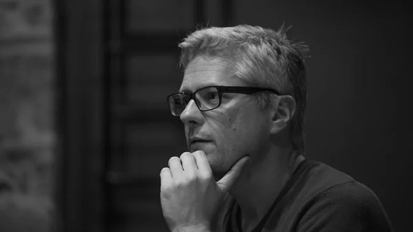 Μενέλαος Καραντζάς: Ο σκηνοθέτης που αφηγείται σύγχρονες ιστορίες με παγκόσμια φωνή