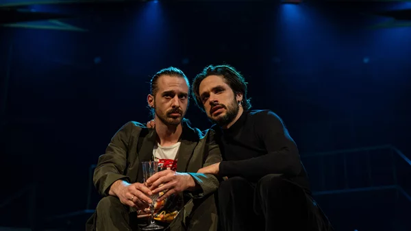 "Merde!": Νέες φωτογραφίες από τη σπιντάντη σάτιρα για το ελληνικό θέατρο