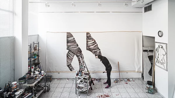 Οι βαθιά προσωπικές "Συναντήσεις" της Χλόης Ακριθάκη μέσα στο Μουσείο Μπενάκη