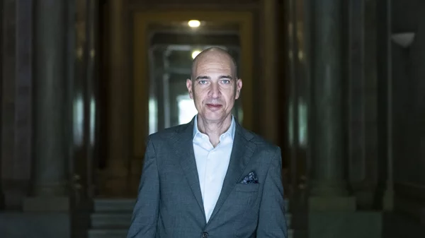 Γιάννης Μόσχος: "Ο καλλιτεχνικός διευθυντής του Εθνικού Θεάτρου πρέπει να παράγει καλλιτεχνικό έργο, ενώ ασχολείται μέχρι και με την αλλαγή μιας λάμπας"