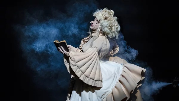 O αποκαλυπτικός Ευριπίδης Λασκαρίδης επιστρέφει στη Στέγη με το "Elenit"