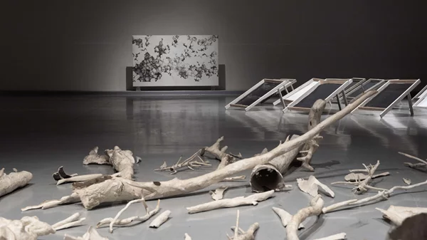 "Κήπος σωματιδίων": Ο Νίκος Παπαδόπουλος καταργεί τις διαχωριστικές γραμμές ανάμεσα σε τέχνη και φυσικές επιστήμες